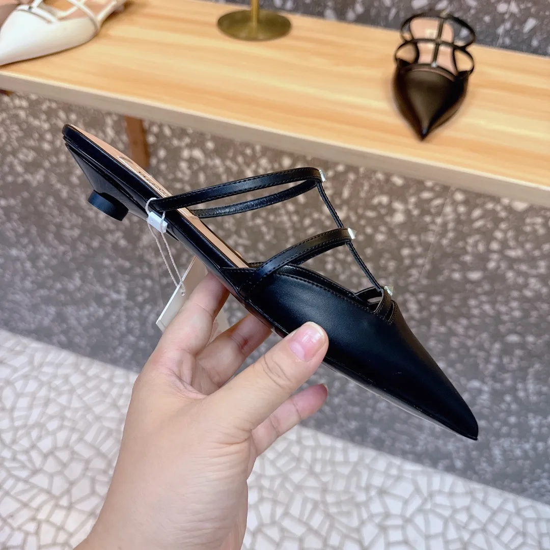 👟👟Ex-factory price 560👟👟 Valentino’s hottest new product in 2024, the new Mule shoes are also very easy to wear...😈😈😈 The latest logo buckle Perfectly combined with sexy pointed toes❤️‍🔥❤️‍🔥❤️‍🔥❤️‍🔥It is simply the pinnacle of summer fashion💖💖💖💖Original replica Outsole: Italian genuine leather outsole Heel height: 2cm, 6.5cm Size: 35-39 (40 41 42 customized, non-refundable and non-exchangeable)